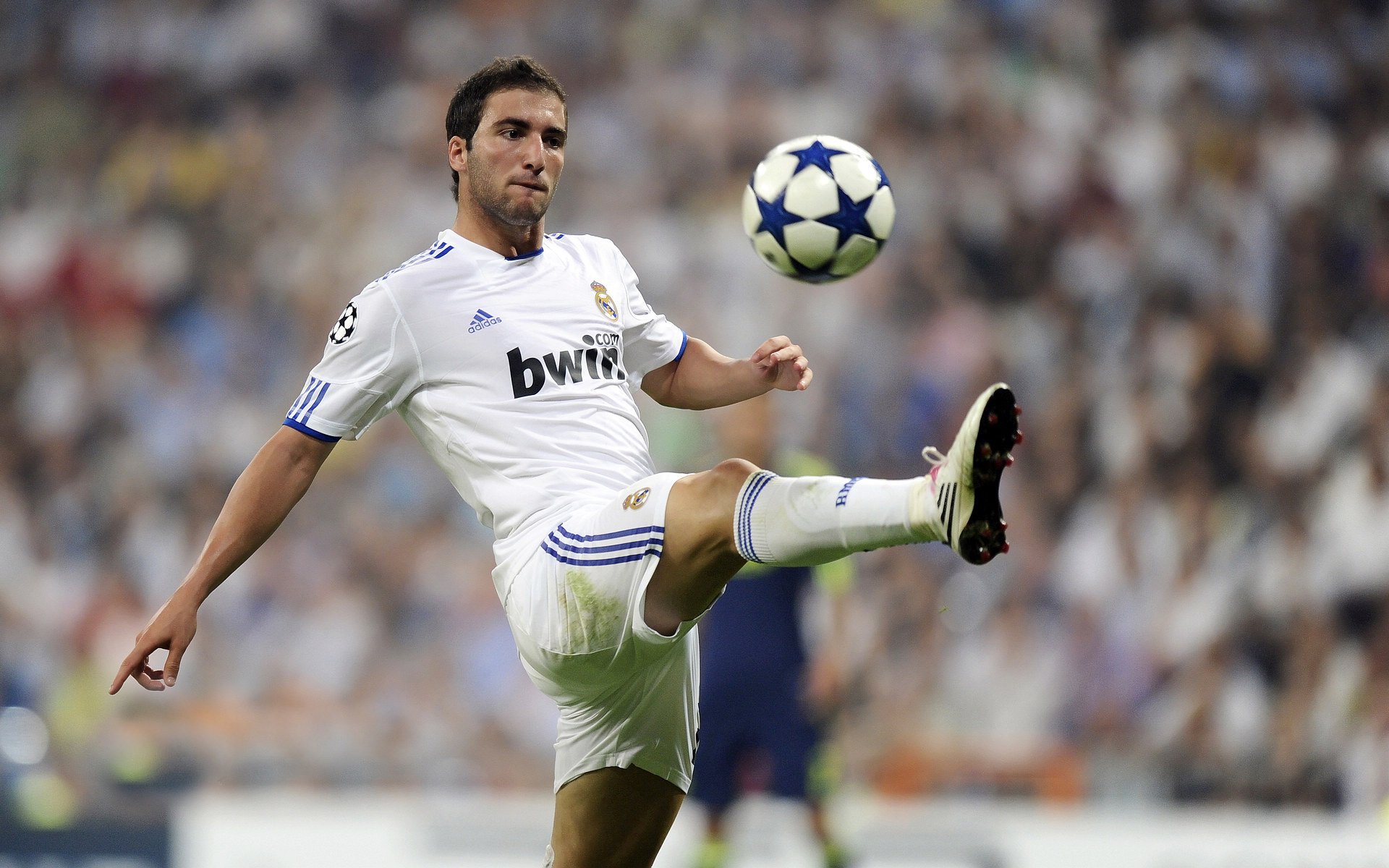 赛道上的心跳，周冠宇关键制胜，迈凯伦逆转法拉利的传奇之战