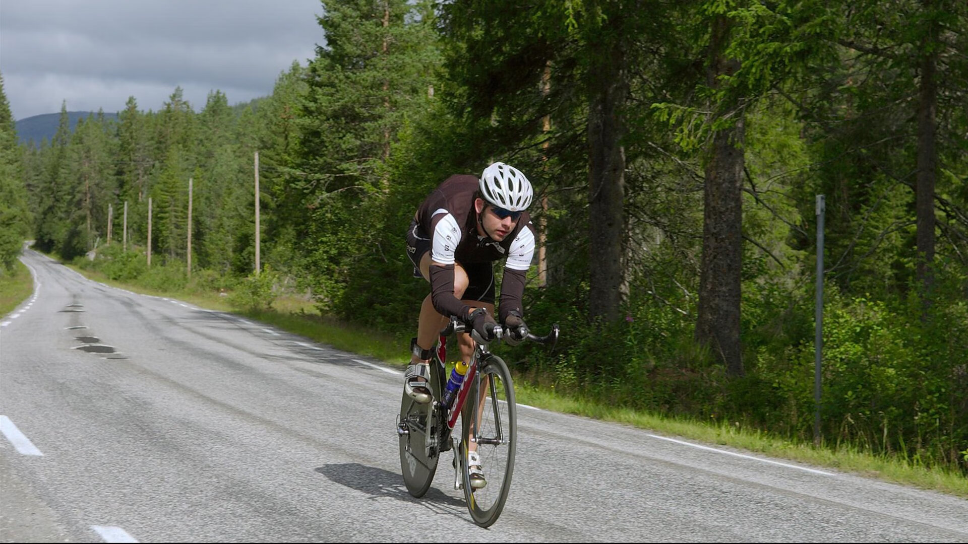 拉塞尔绝地反击点燃赛场，迈凯伦轻取威廉姆斯的战术启示