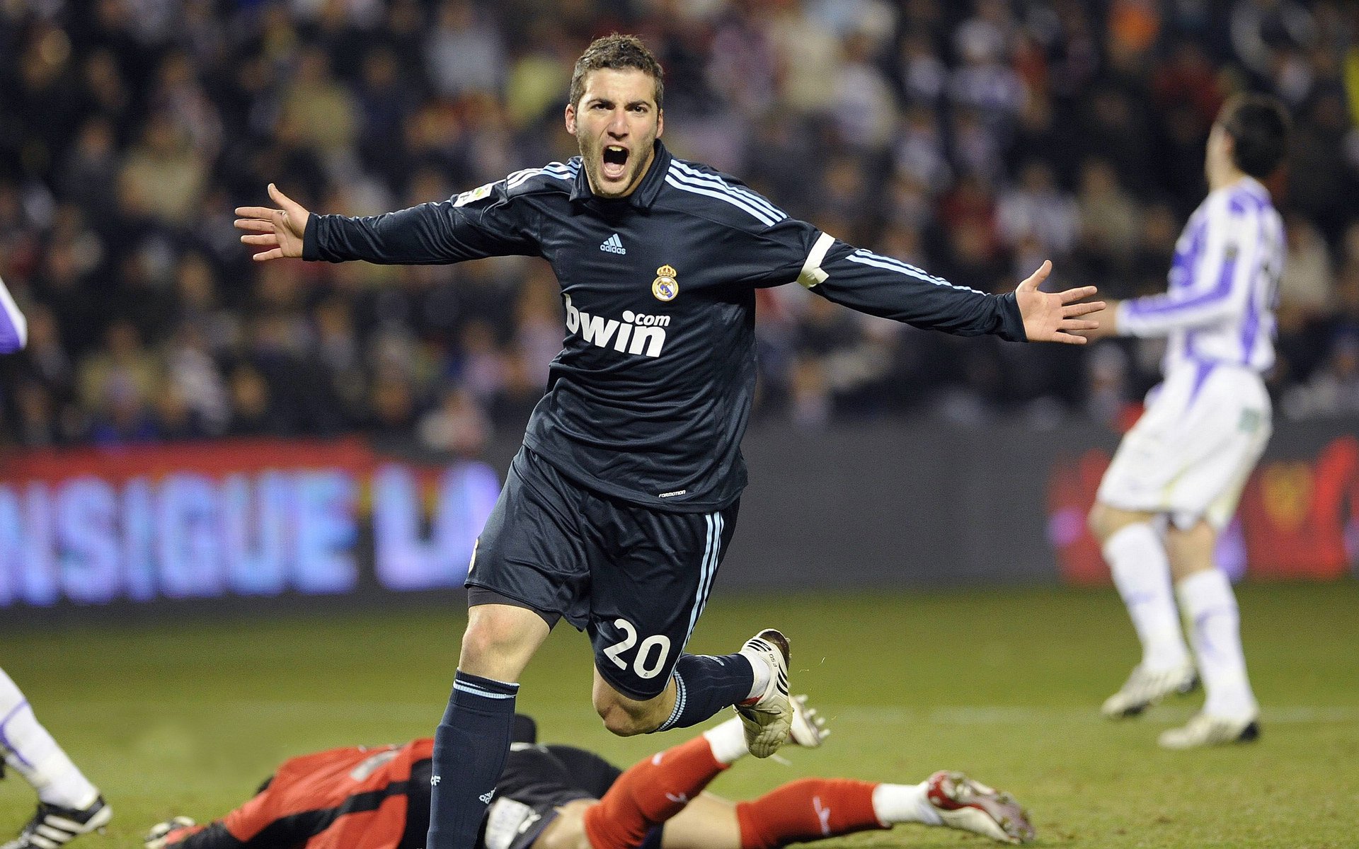 开云体育直播-当足球与乒乓相遇，英格兰力克波兰之夜，许昕惊艳四座的跨界启示